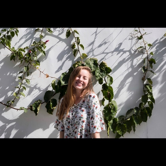 casual tech girl - Picture 2 of 4